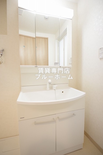 洗面設備　三面鏡の独立洗面台です！