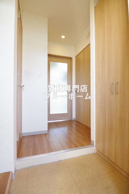 玄関　大きな靴収納付きの玄関です！