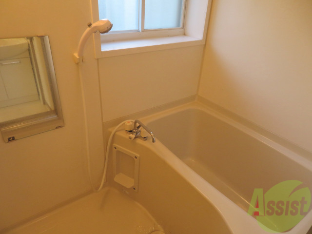 バス・シャワールーム　こちらはお風呂。一日の疲れをここで癒してください。