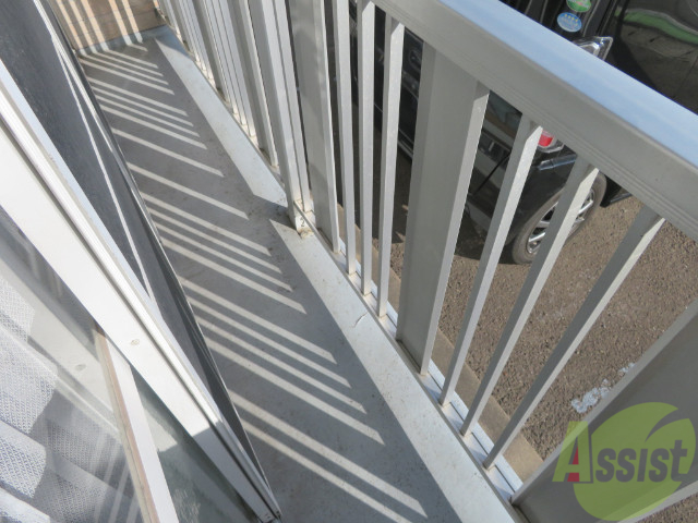 バルコニー　バルコニー。洗濯物がはかどりそうな広さがありますよ。