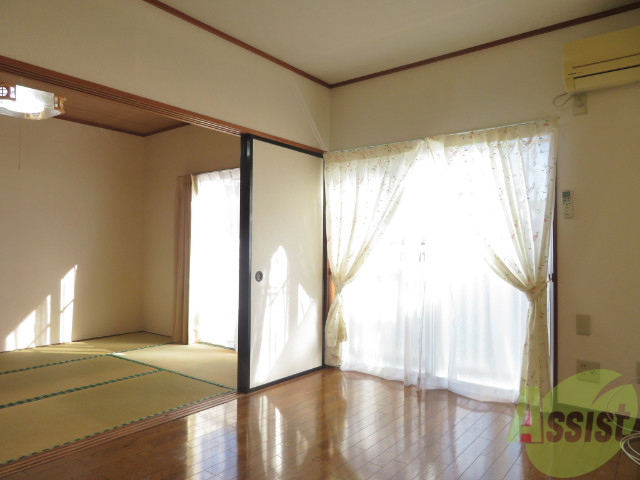 居室・リビング　６帖の洋室です。広々として、きれいですね。