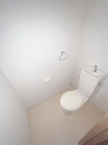 トイレ　同物件、別号室の参考写真です。