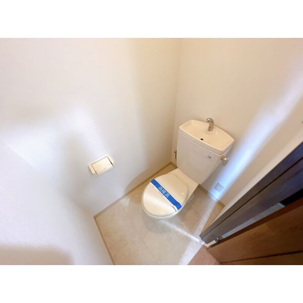 トイレ　別部屋反転間取の写真となります。