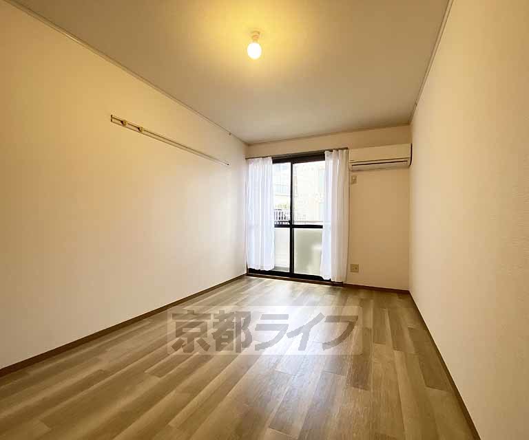 居室・リビング　落ち着いた雰囲気のお部屋です