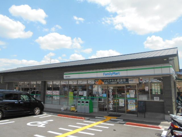 コンビニ　ファミリーマート立命館大学前店（コンビニ）まで1021m