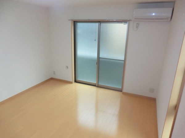 居室・リビング　エアコン付きで快適に過ごせます♪