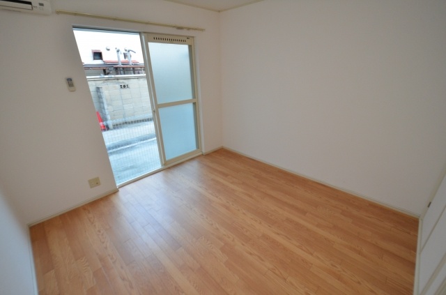 居室・リビング　洋室8帖で広々！