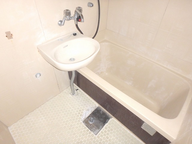 バス・シャワールーム　洗面台つきの浴室です♪
