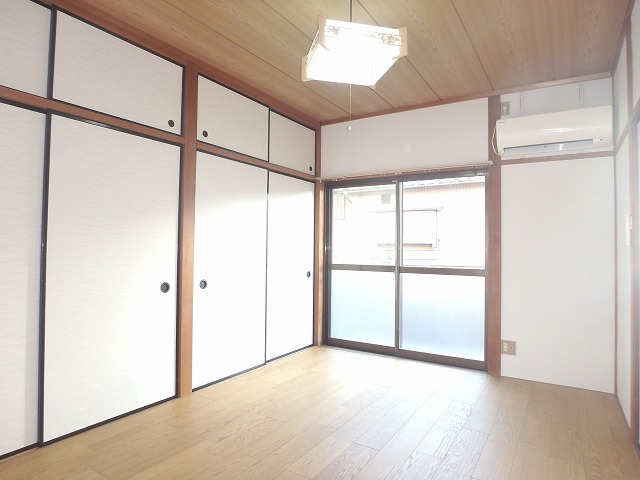 居室・リビング　大きな窓で開放的な洋室♪