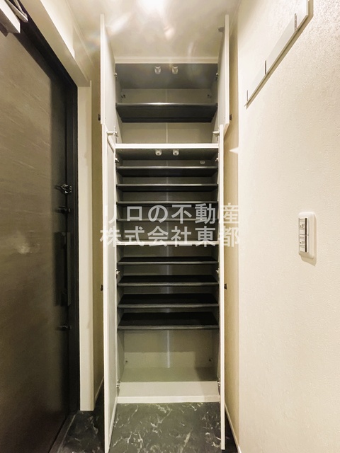 玄関　玄関には下駄箱があるのでスッキリとした空間を保てます。