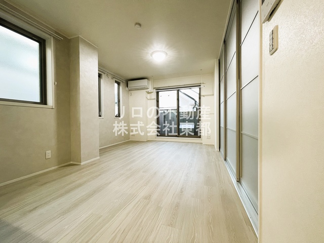 居室・リビング　南東向きなので日当たりが良く日中は照明なしで過ごせます♪