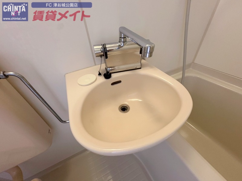 洗面設備　同型参考写真