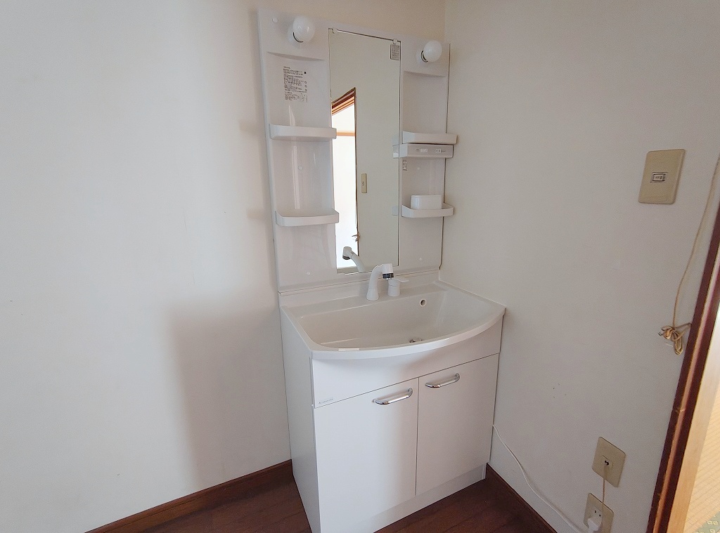 洗面設備　台所にシャンプードレッサーも設置