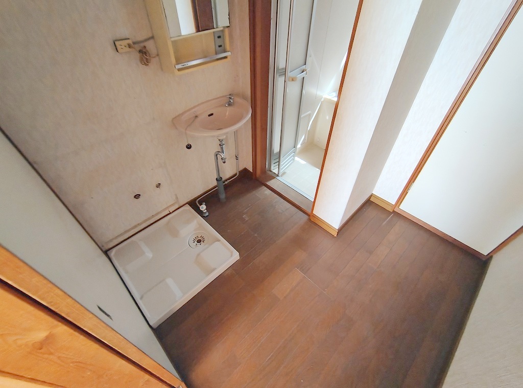 洗面設備　洗面所に洗濯機置き場と手洗いあり