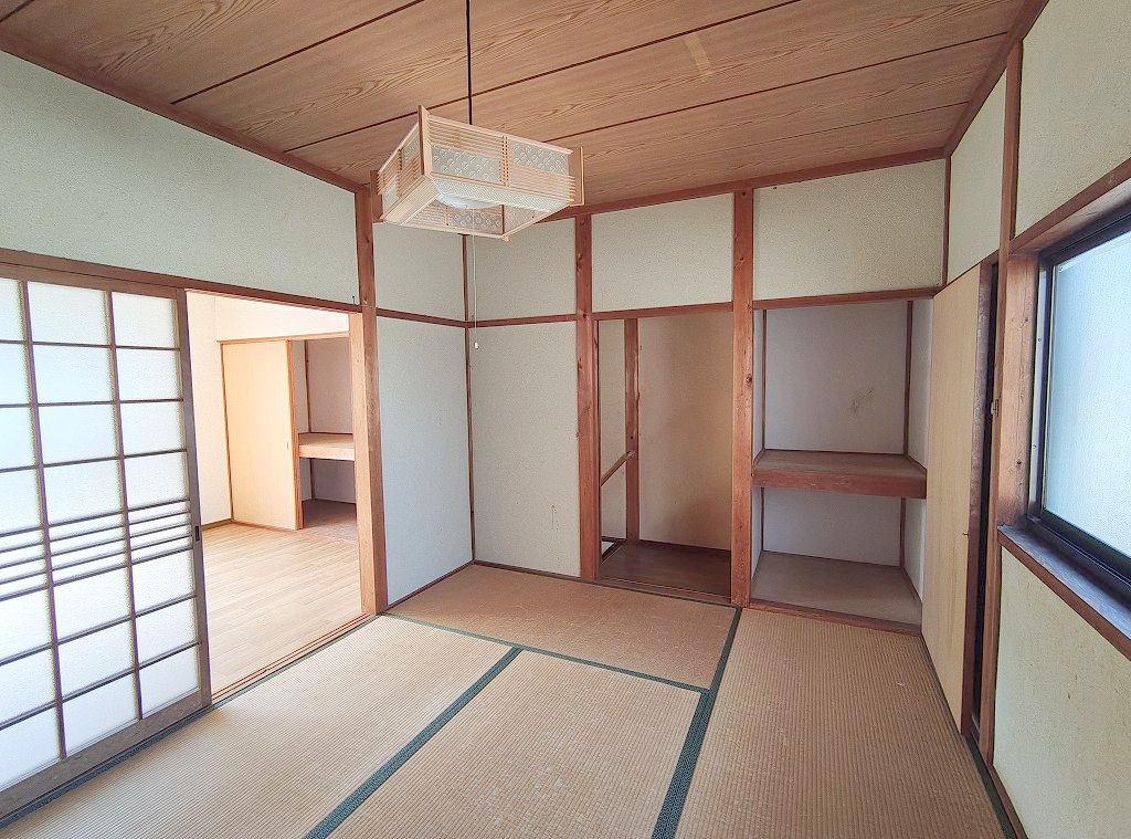 収納　２階和室の押し入れ