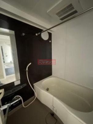 バス・シャワールーム　別部屋の写真となります