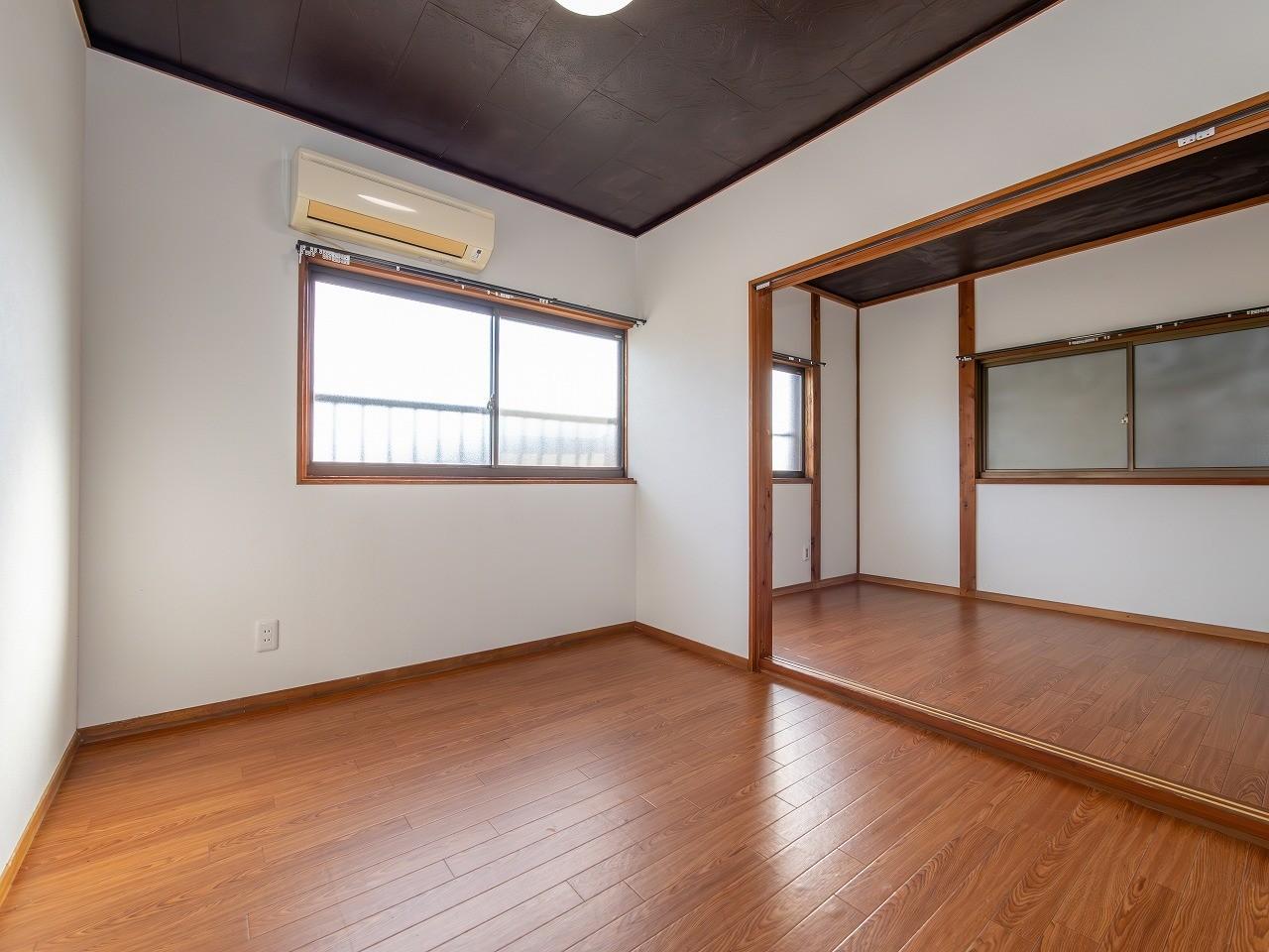 その他部屋・スペース　２階の居室。カーテンで区切っても、広々使っても。