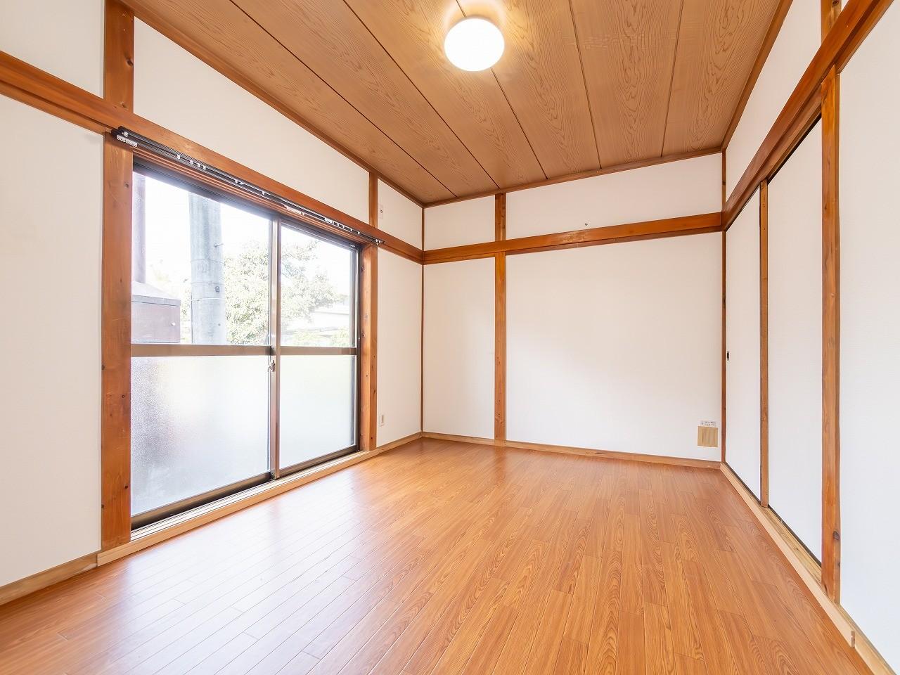 居室・リビング　1階正面の居室。独立して、収納もあり、寝室や仕事部屋に。