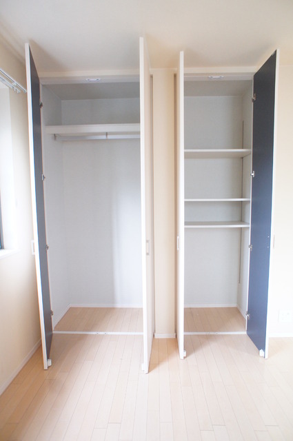 収納　壁一面のクローゼットでたっぷり収納できます！