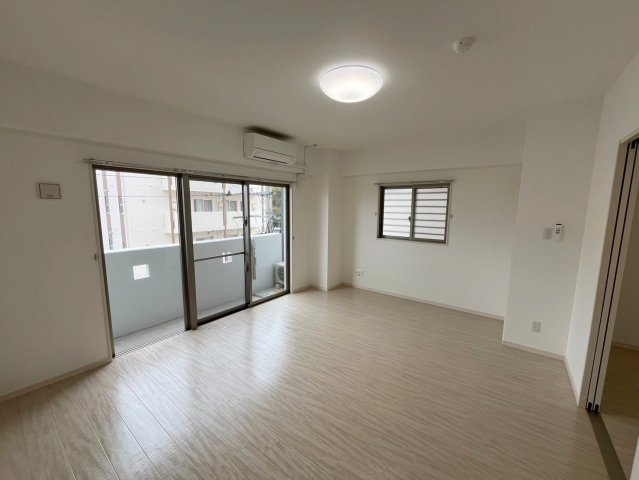 居室・リビング　※退去前の為、403号室の写真を掲載しております