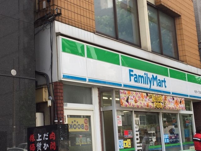 コンビニ　ファミリーマート牡丹一丁目店（コンビニ）まで677m