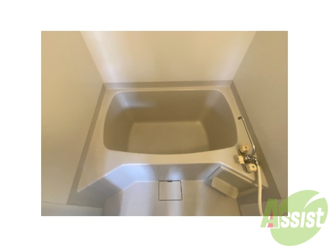 バス・シャワールーム　こちらのお風呂で、一日の疲れを癒してください。