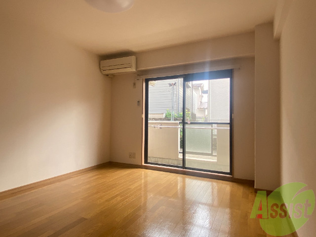 居室・リビング　８．２帖の洋室です。２面採光で光が差し込みます。