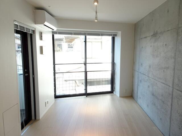 居室・リビング　落ち着いた色調の洋室です