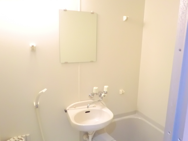 洗面設備　洗面台は浴室内にございます