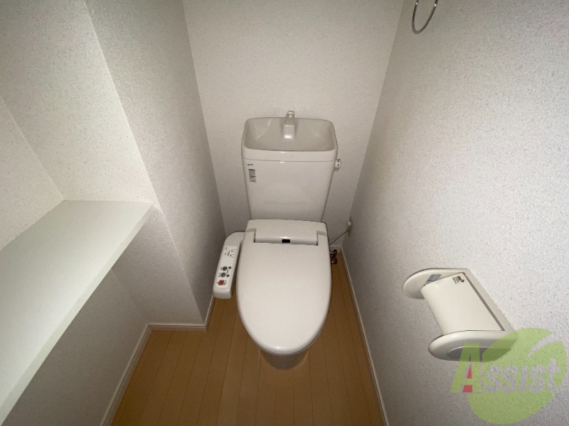 トイレ　温水洗浄便座なので快適に使用できそうですね。