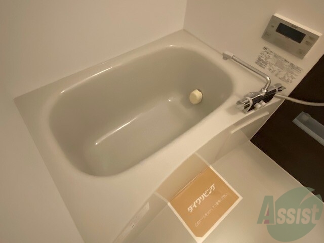 バス・シャワールーム　浴室はゆったりと浸かれるサイズ感になっています。