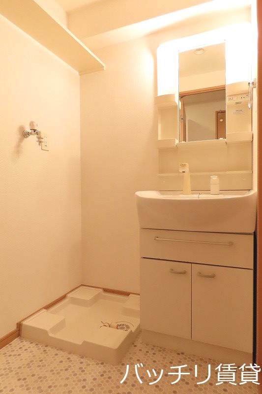 洗面設備　画像は別号室イメージの為、現況を優先いたします。