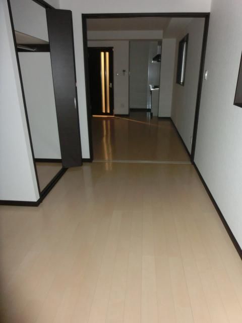 居室・リビング　バルコニーから見た居室