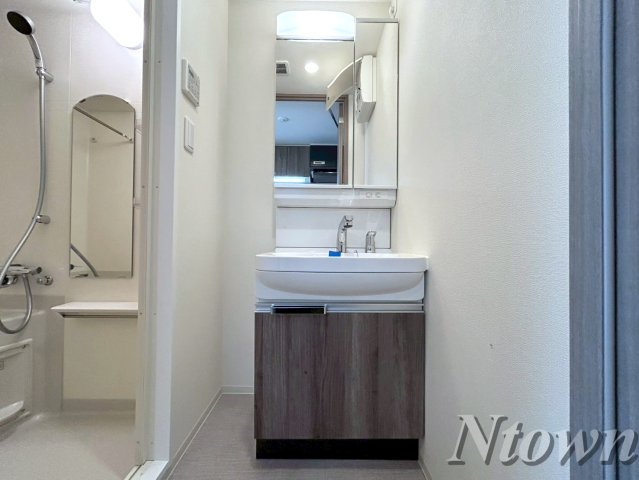 洗面設備　独立洗面化粧台が付いています