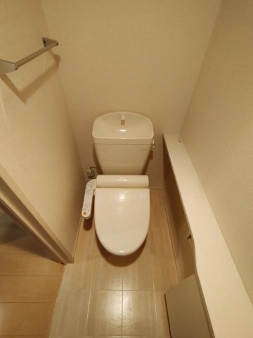 トイレ　温水洗浄便座付きのトイレです♪