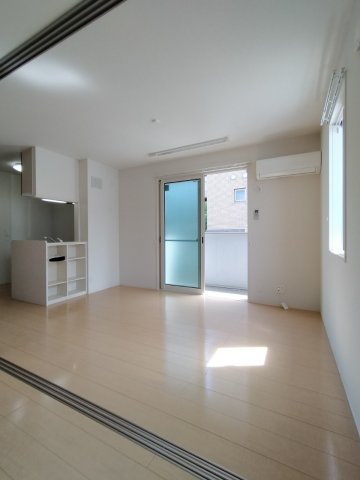 居室・リビング　エアコン付きで快適に過ごせます♪