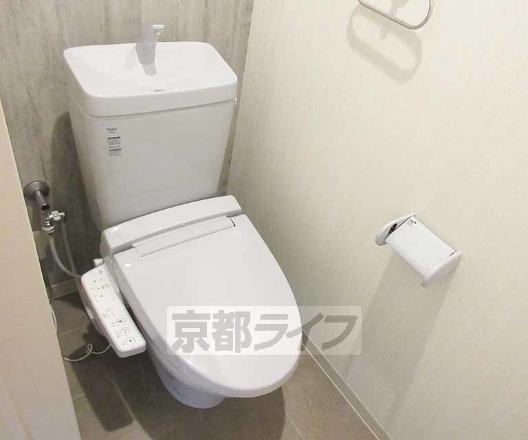 トイレ　ウォシュレット付き。