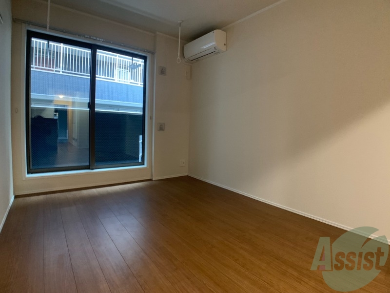 居室・リビング　きれいなフローリングが広がっていて居心地が良さそうですね。