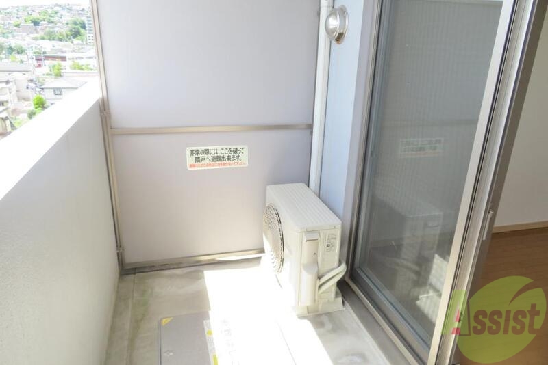 バルコニー　幅も広いベランダです。お洗濯ものもいっぱい干せそうです。