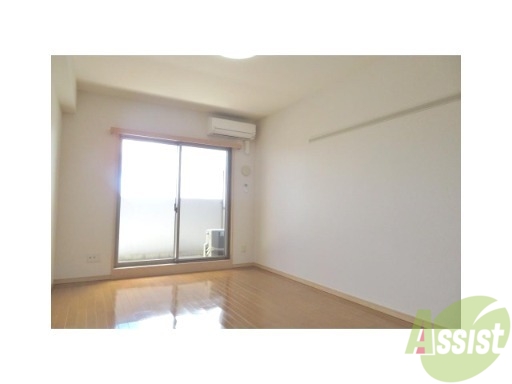 居室・リビング　８帖以上ある広めのお部屋です。広いところに引っ越したい方へ。