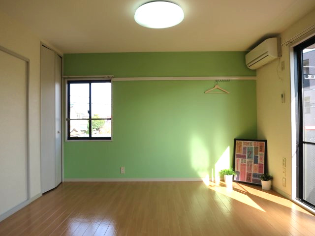 居室・リビング　明るいアクセントクロス使用