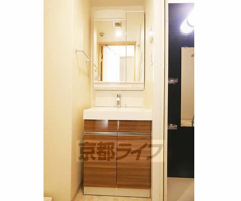 洗面設備　二面鏡です。