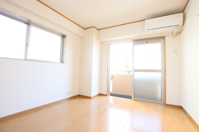 居室・リビング　【洋室７．４帖】　２面採光です★