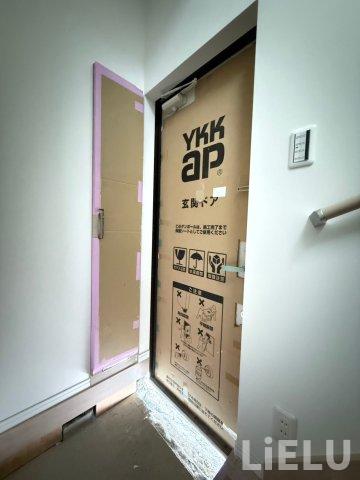 玄関　同シリーズ物件のモデルルームになります※現況優先