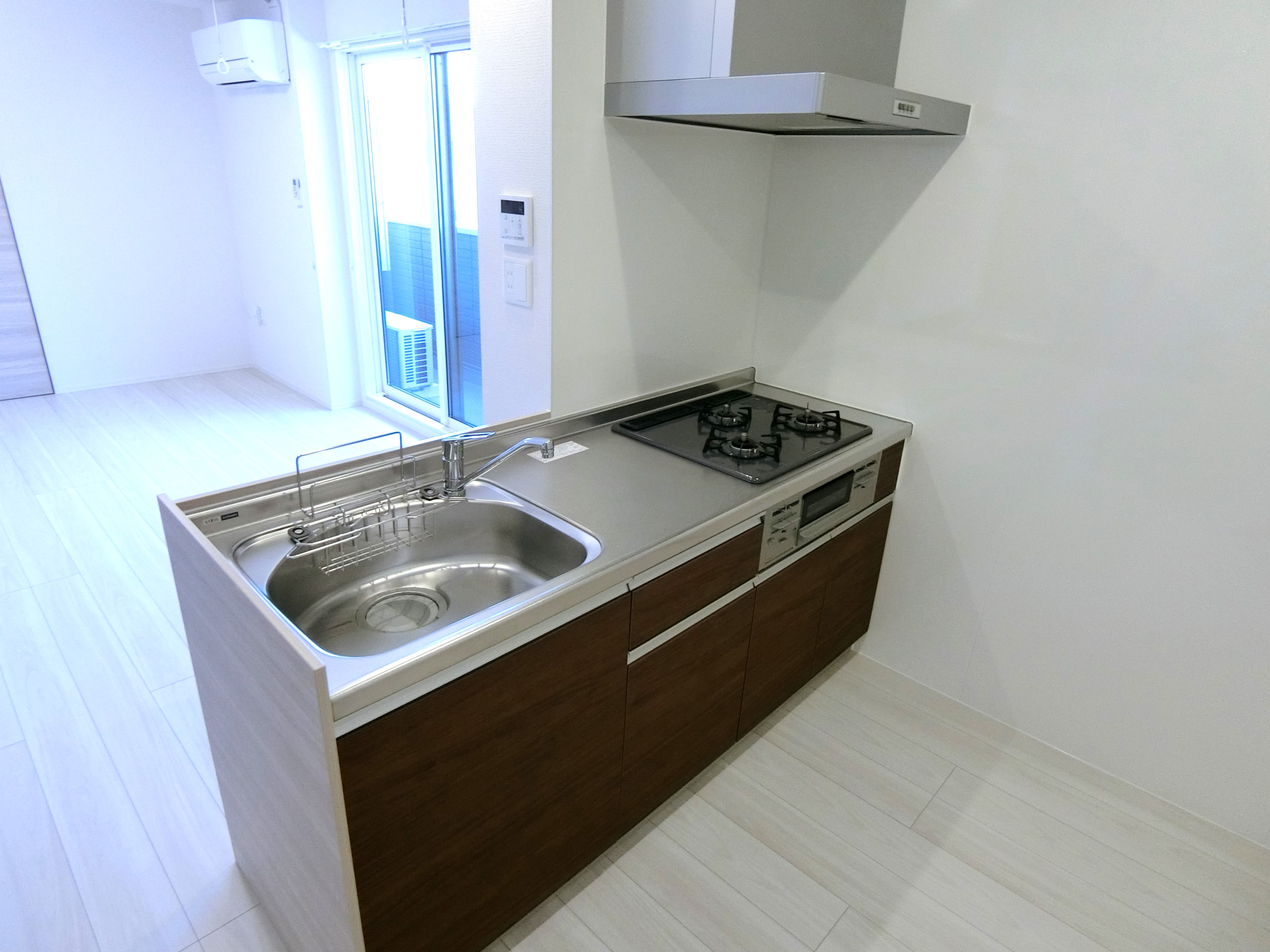 キッチン　3口コンロのシステムキッチンです