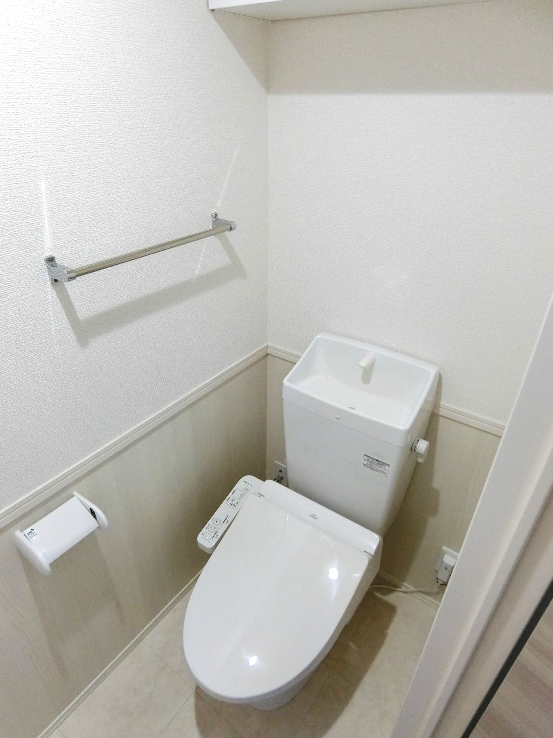 トイレ　温水洗浄便座と収納棚付きです