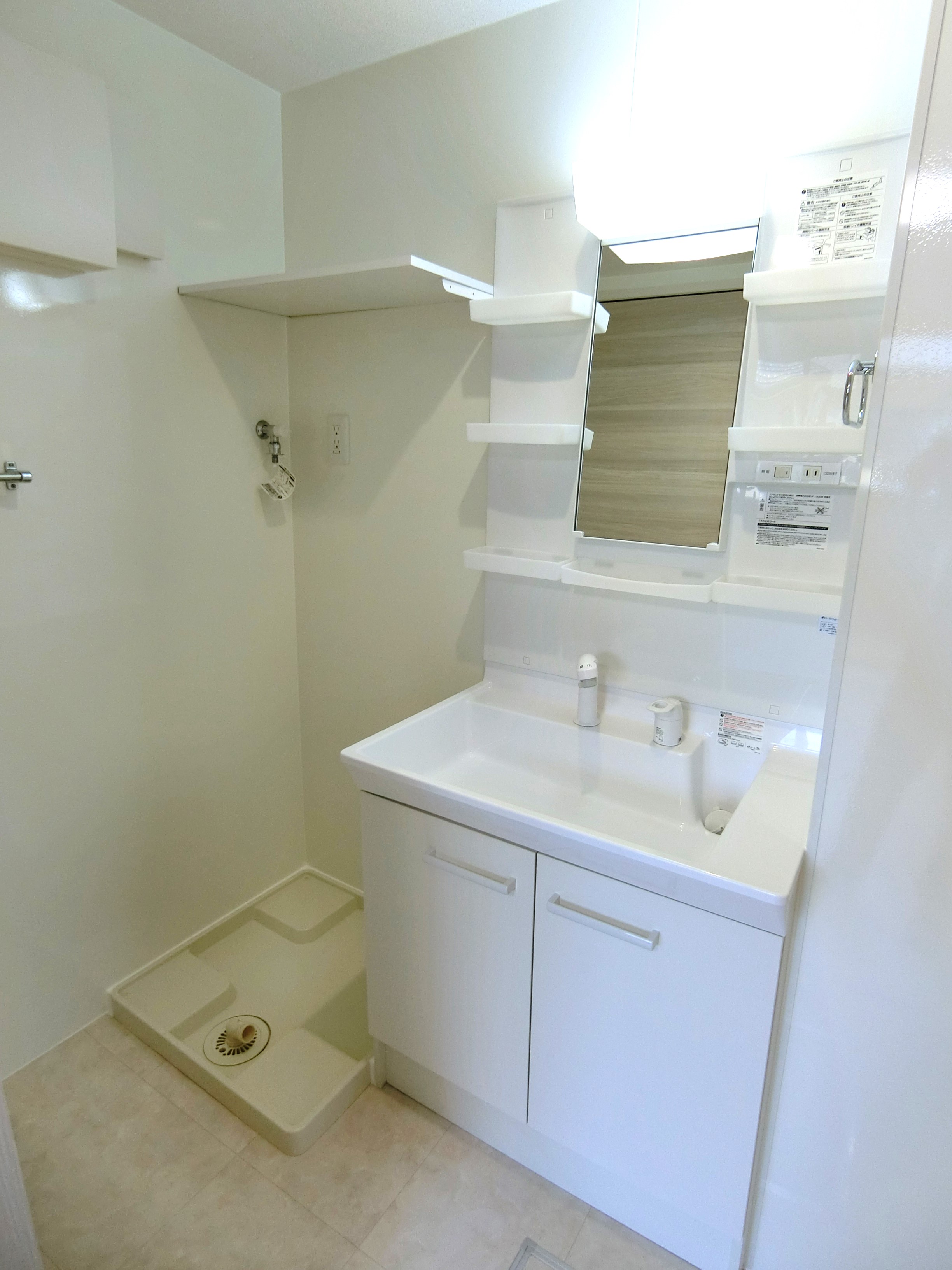 洗面設備　シャワー付きの洗髪洗面化粧台です