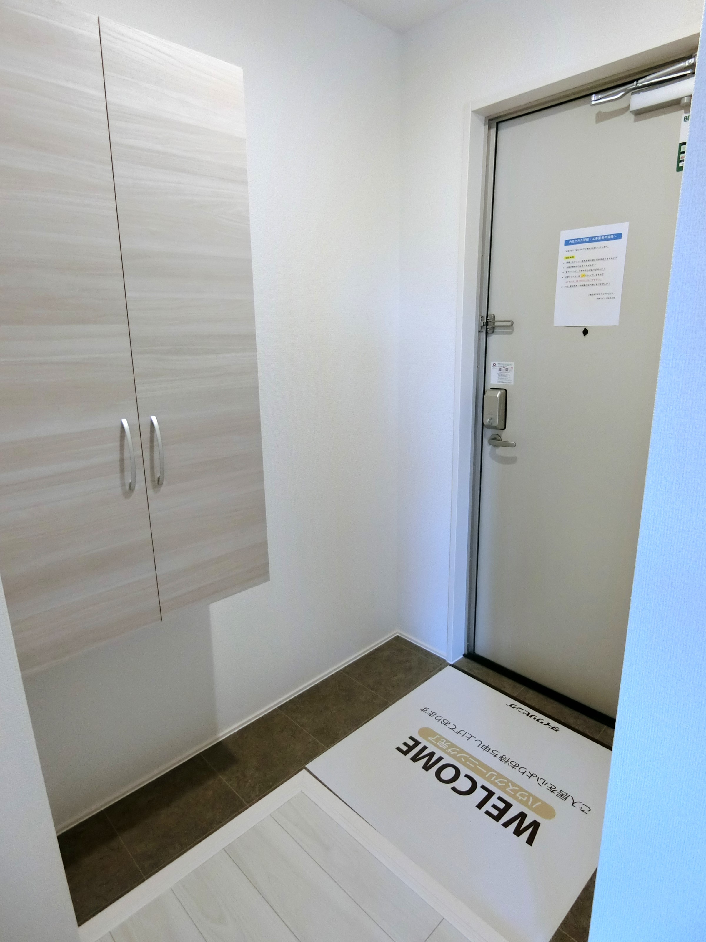 玄関　吊りタイプのシューズボックスでお掃除も楽々