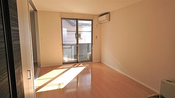 居室・リビング　写真は、別部屋の反転タイプです。