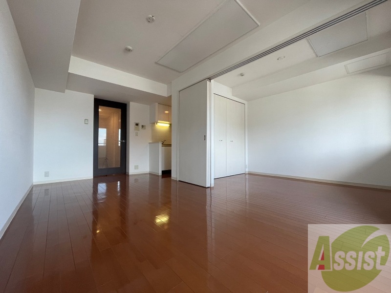 居室・リビング　白さが清潔感を出してくれます。お部屋も明るいですね。